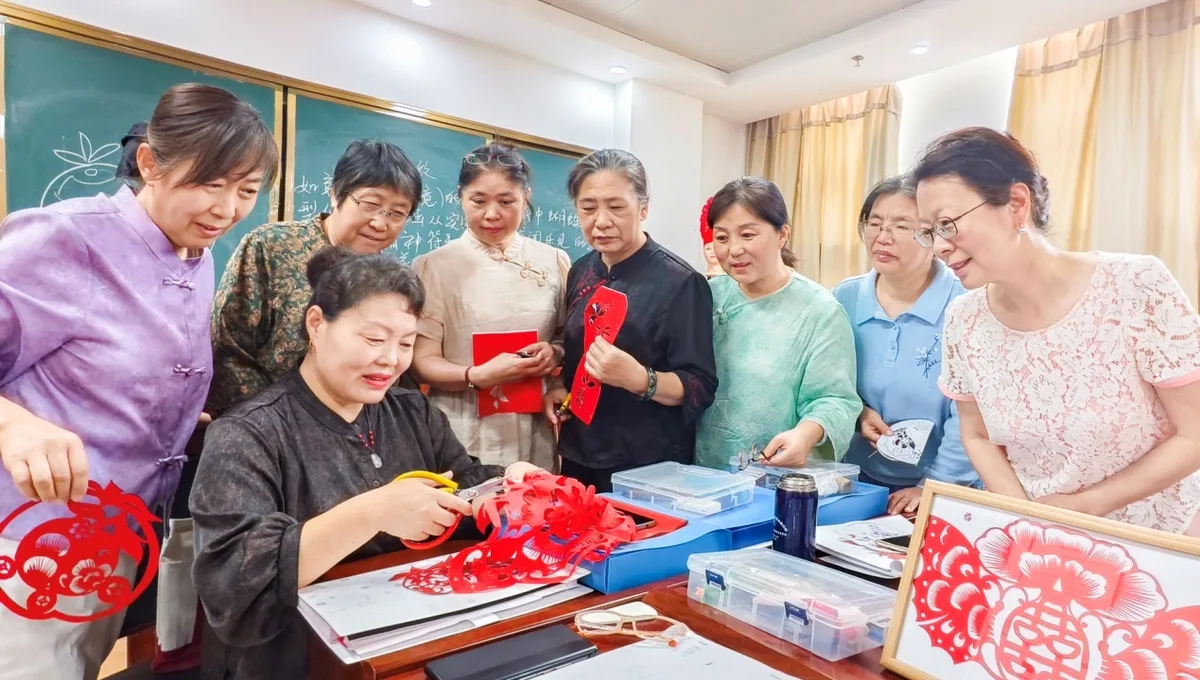 银发传承剪艺流芳非遗文化