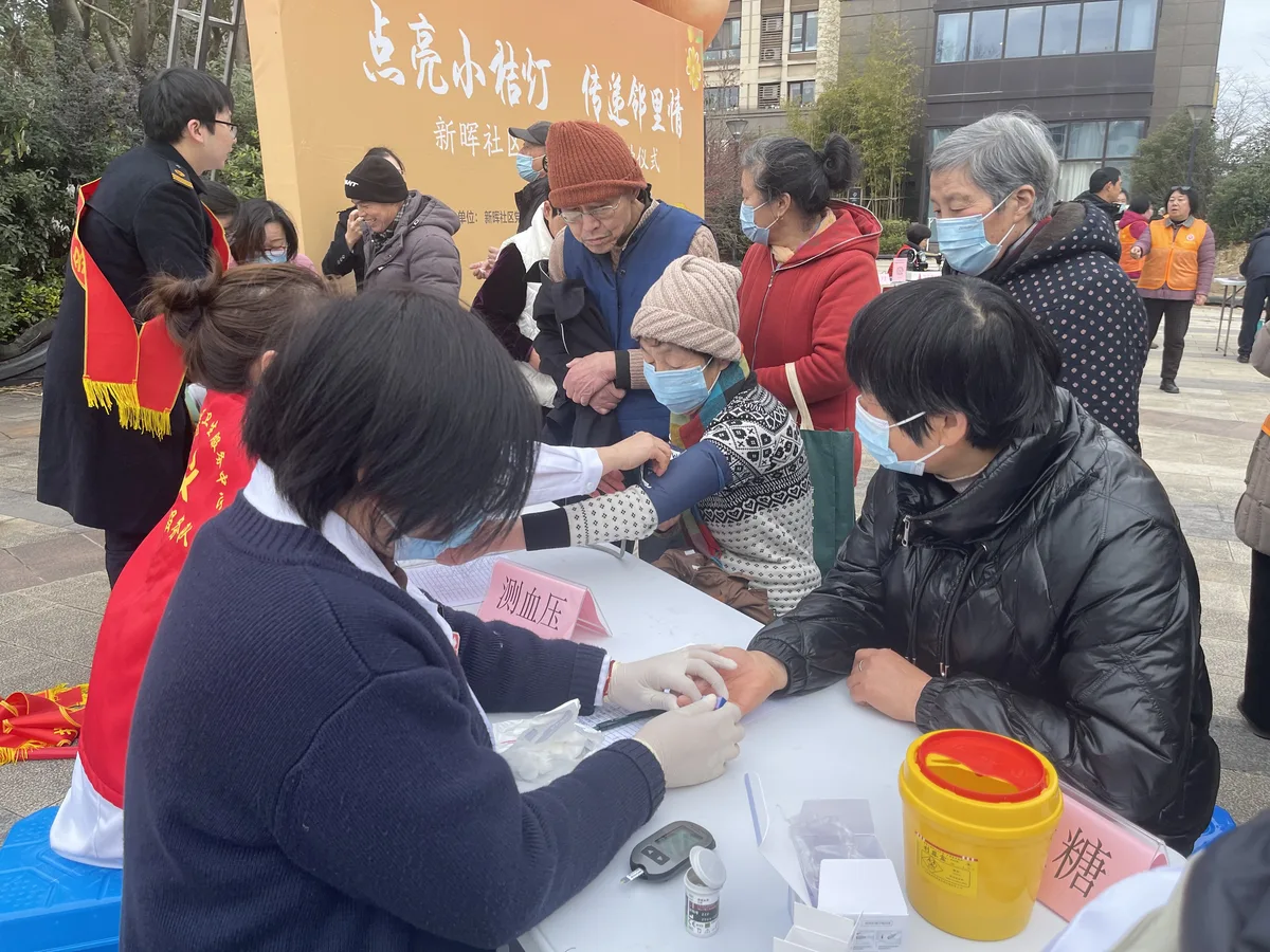 弘度社区志愿者守护居民健康与居家安全