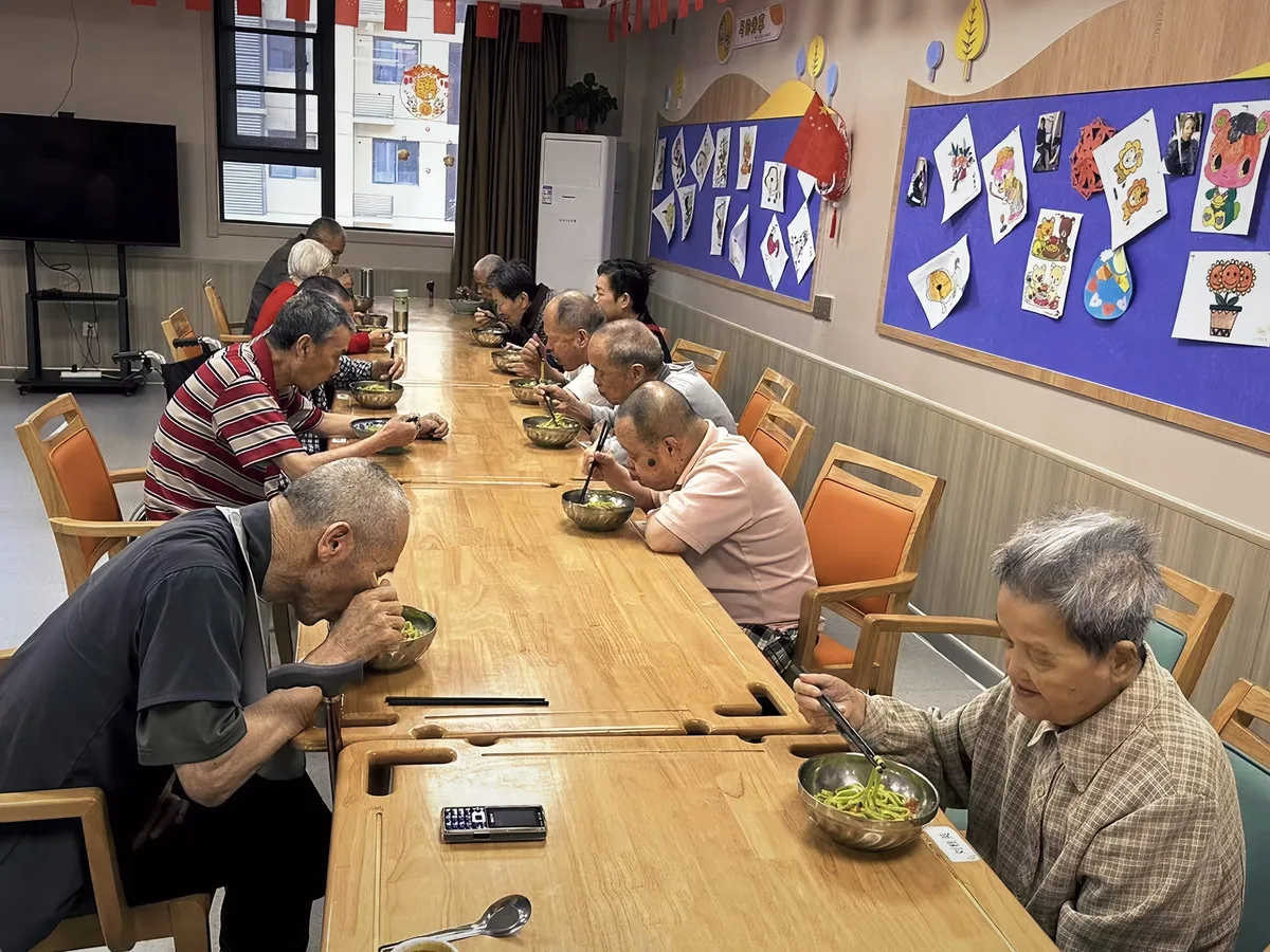 社区助餐服务中心老人集体用餐