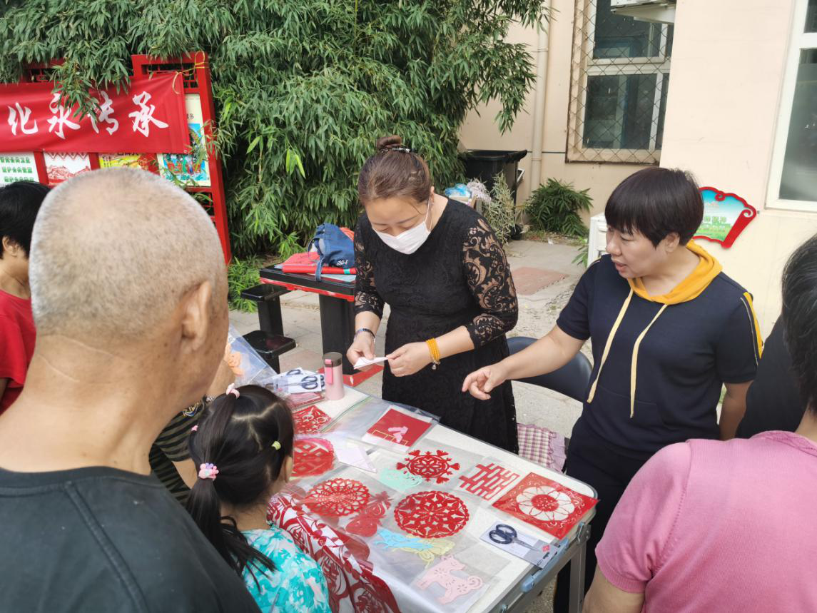 社区助餐服务中心老人集体用餐