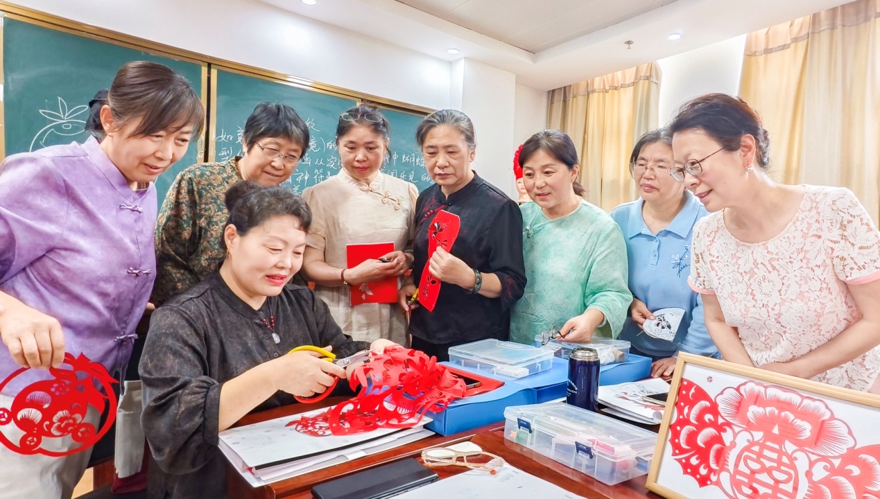 银发传承剪艺流芳非遗文化