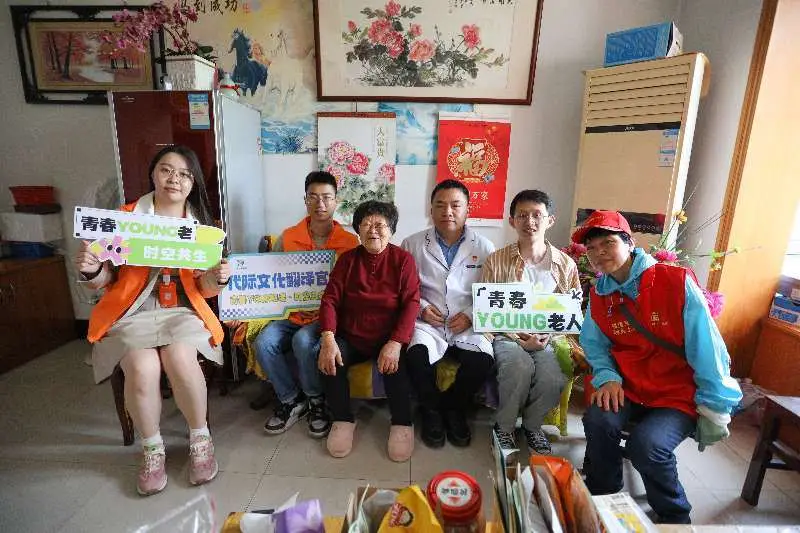 社区志愿者身穿红马甲开展志愿服务